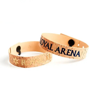 Armband av kork med text och logga